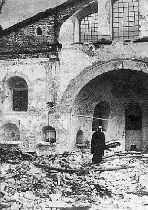 Patriarch Athenagoras vor zerstrtem Dom.